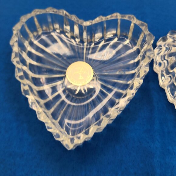 Vintage Crystal Clear Heart Shaped Lidded Trinket Box Hand Crafted in Romania - Picture 6 of 10